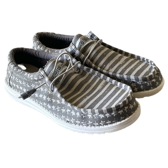 Hey Dude Wally Gray Patriotic Striped Boat Shoe Size 9 Grass Approved NWOT